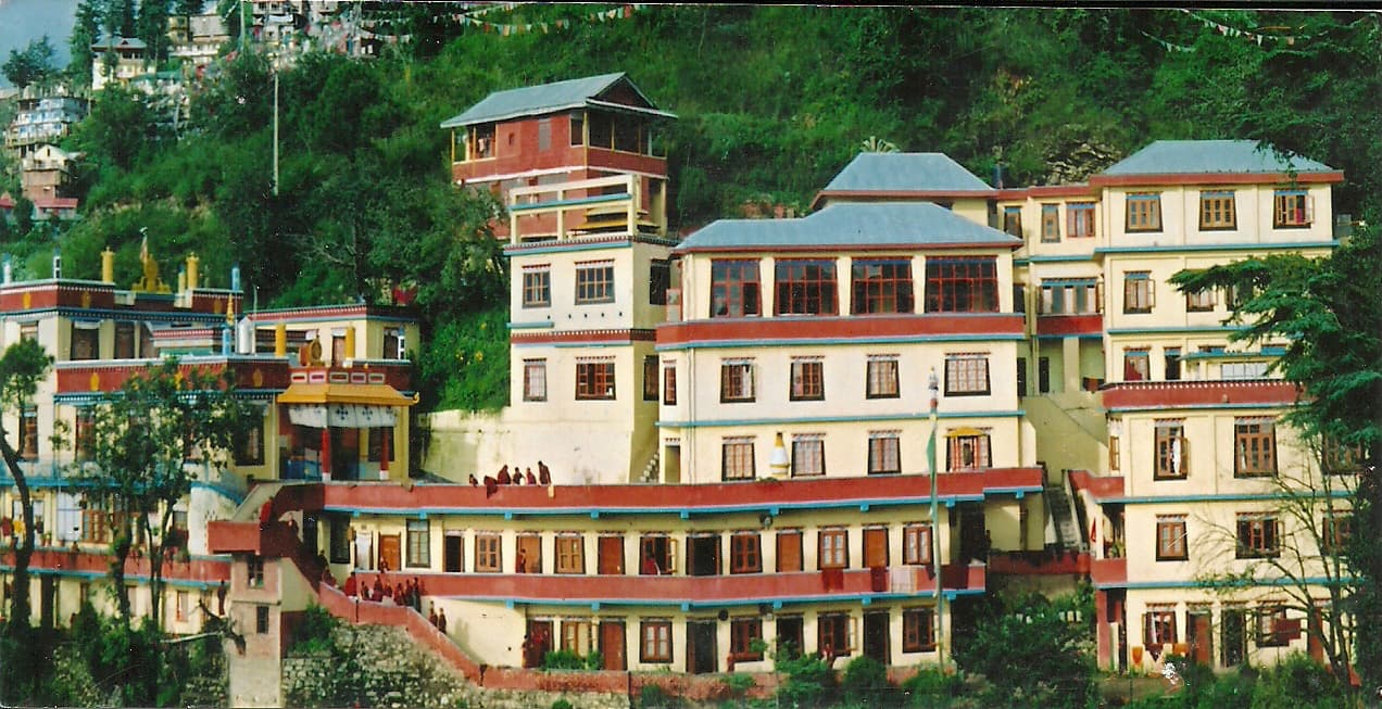 ཐུབ་བསྟན་རྡོ་རྗེ་བྲག་ཨེ་ཝཾ་ལྕོག་སྒར་ཆོས་འཁོར་རྣམ་རྒྱལ་གླིང་།