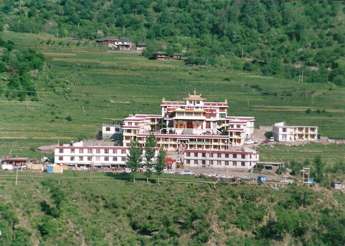 དྭགས་པོ་བཤད་སྒྲུབ་གླིང་གྲྭ་ཚང་། 