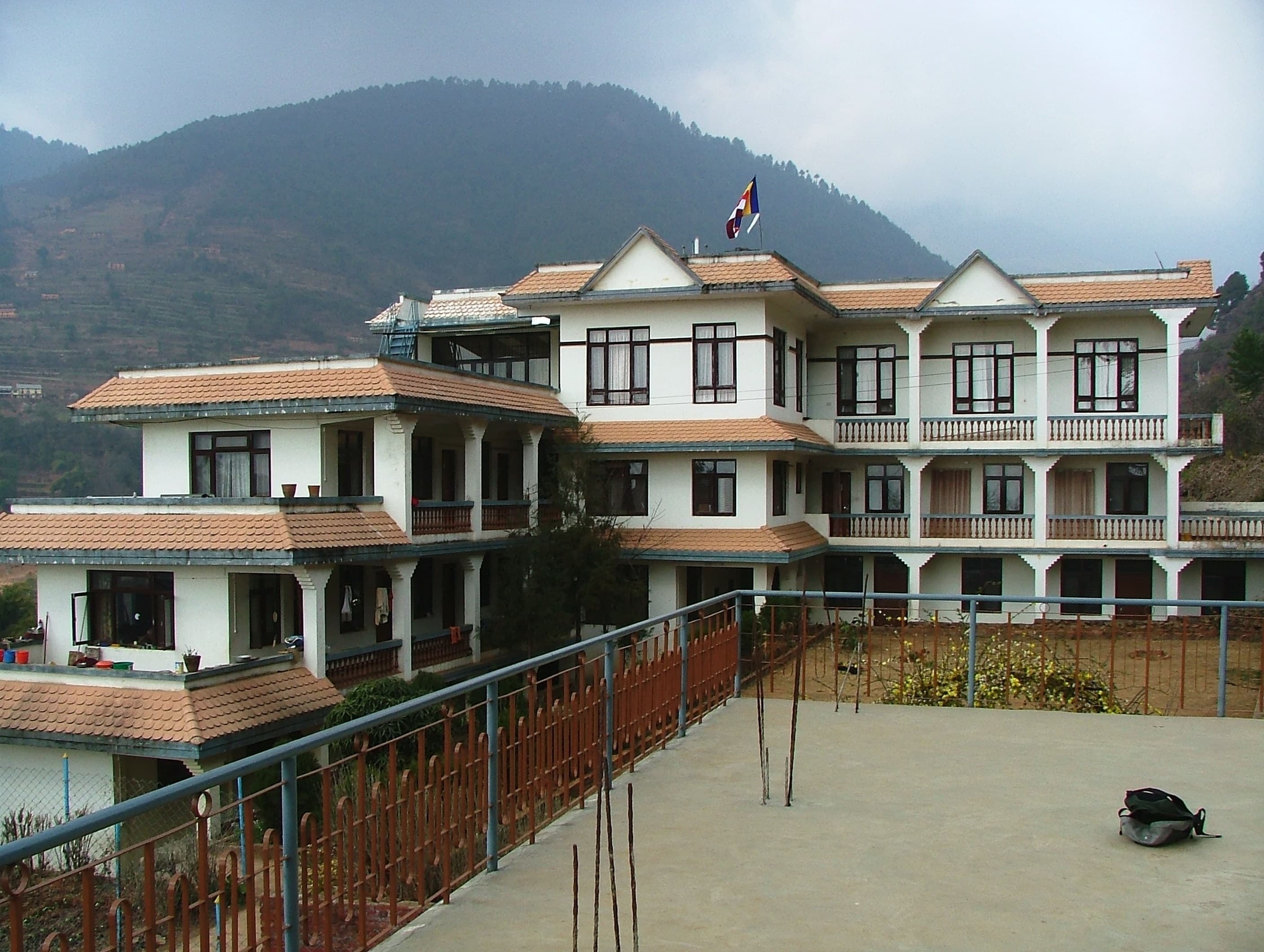 འཇམ་དབྱངས་དྷཱི་ཅན་ནང་ཆོས་སློབ་གཉེར་ཁང་།