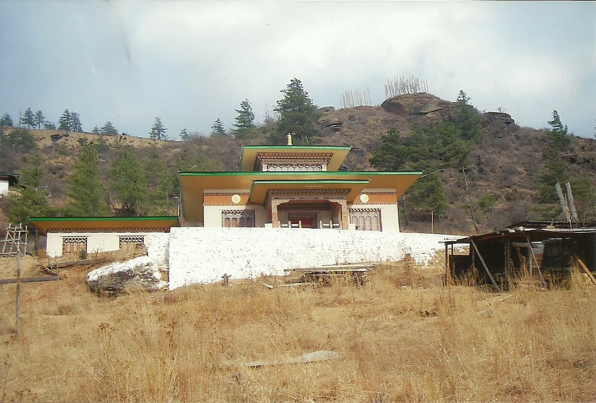 བཙུན་དགོན་ཞེ་ཆེན་ཨོ་རྒྱན་ཆོས་རྫོང་།