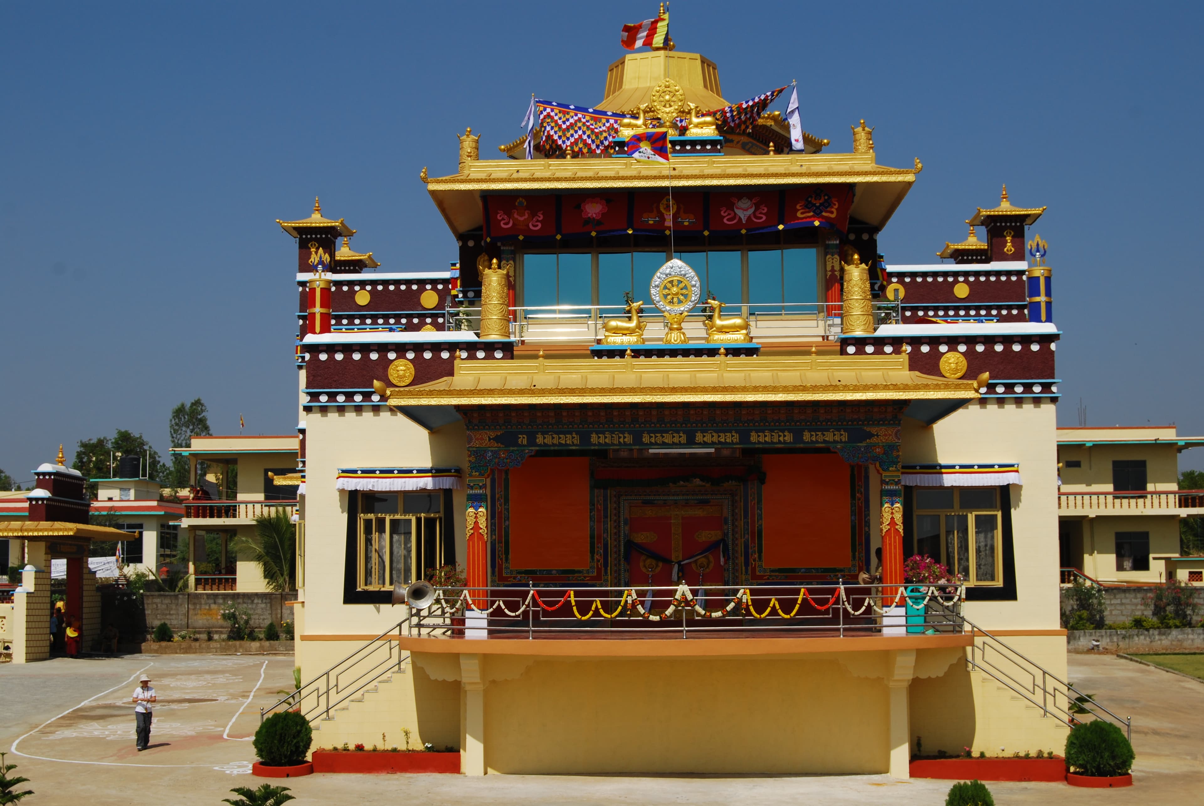 འབྲས་སྤུངས་བདེ་ཡངས་གྲྭ་ཚང་། 