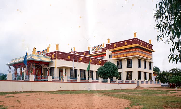 དཔལ་ལྡན་སྨད་རྒྱུད་གྲྭ་ཚང་། (དགེ་ལུགས། ཧོན་སུར།)
