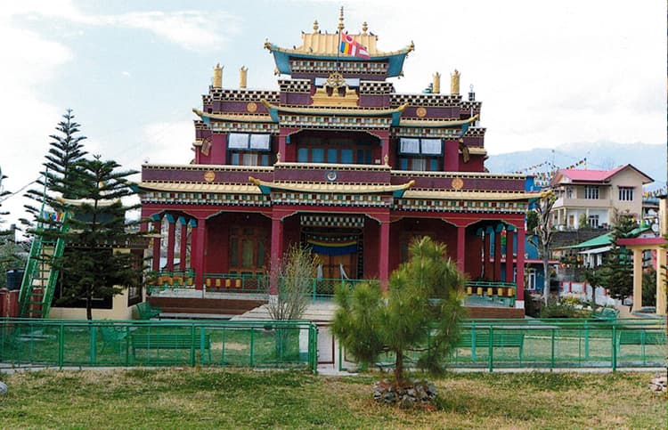 འབྲི་གུང་གྲུ་འཛིན་ཐེག་མཆོག་གླིང་ངམ་སྨྱུང་གནས་ལྷ་ཁང་། (བཀའ་བརྒྱུད། སྦིར་བོད་ཚོགས།)