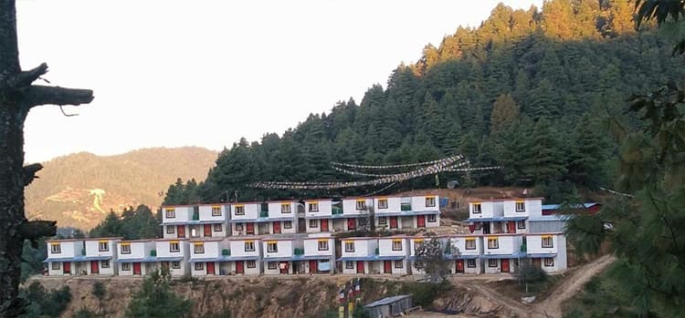 ལི་པིང་ངེས་དོན་བདེ་ཆེན་འོད་གསལ་གླིང་ངམ་འཕགས་སྐལ་སེང་བྲག་སྒྲུབ་སྡེ། (བཀའ་བརྒྱུད། མཆོད་འཇོར།)
