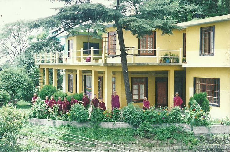 དགའ་གདོང་གསལ་བྱེད་གླིང་གྲྭ་ཚང་།