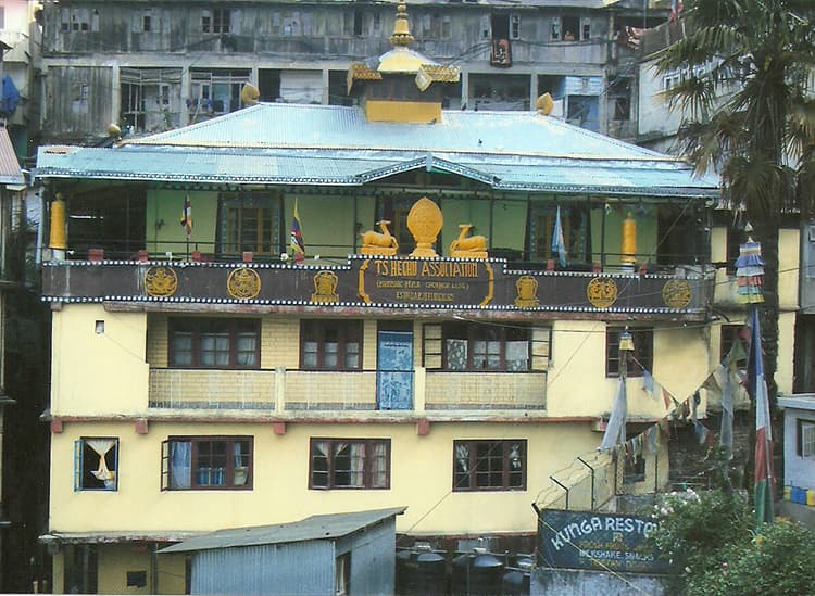 ཕུན་ཚོགས་པདྨ་ཆོས་འཁོར་གླིང་།
