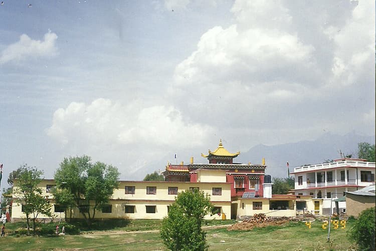 འབྲི་རུ་བསམ་འགྲུབ་བདེ་ཆེན་ཆོས་འཁོར་གླིང་།